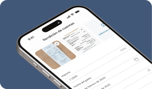 Pantalla de la aplicación Clara en un smartphone, con foto de recibo y formulario de rendición de cuentas para comprobación de gastos