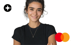 mujer PFAE con tarjeta clara white